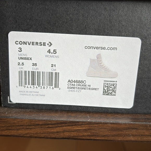 Converse size 3, brand new with tag and box - Picture 2 of 2